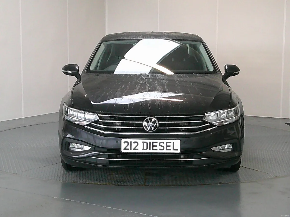 Volkswagen Passat 2021 - Image 2