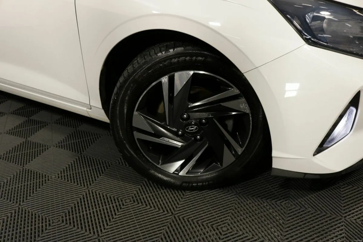 Hyundai i20 AUTOMATIC LAUNCH ADDITION 1.0 L PETROL - Image 3