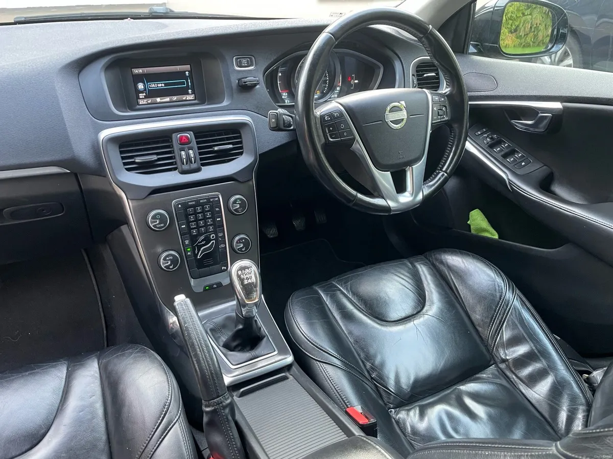 Volvo V40 1.6 D2 SE LUX 115bhp - Image 2