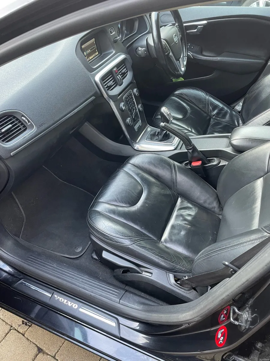 Volvo V40 1.6 D2 SE LUX 115bhp - Image 3