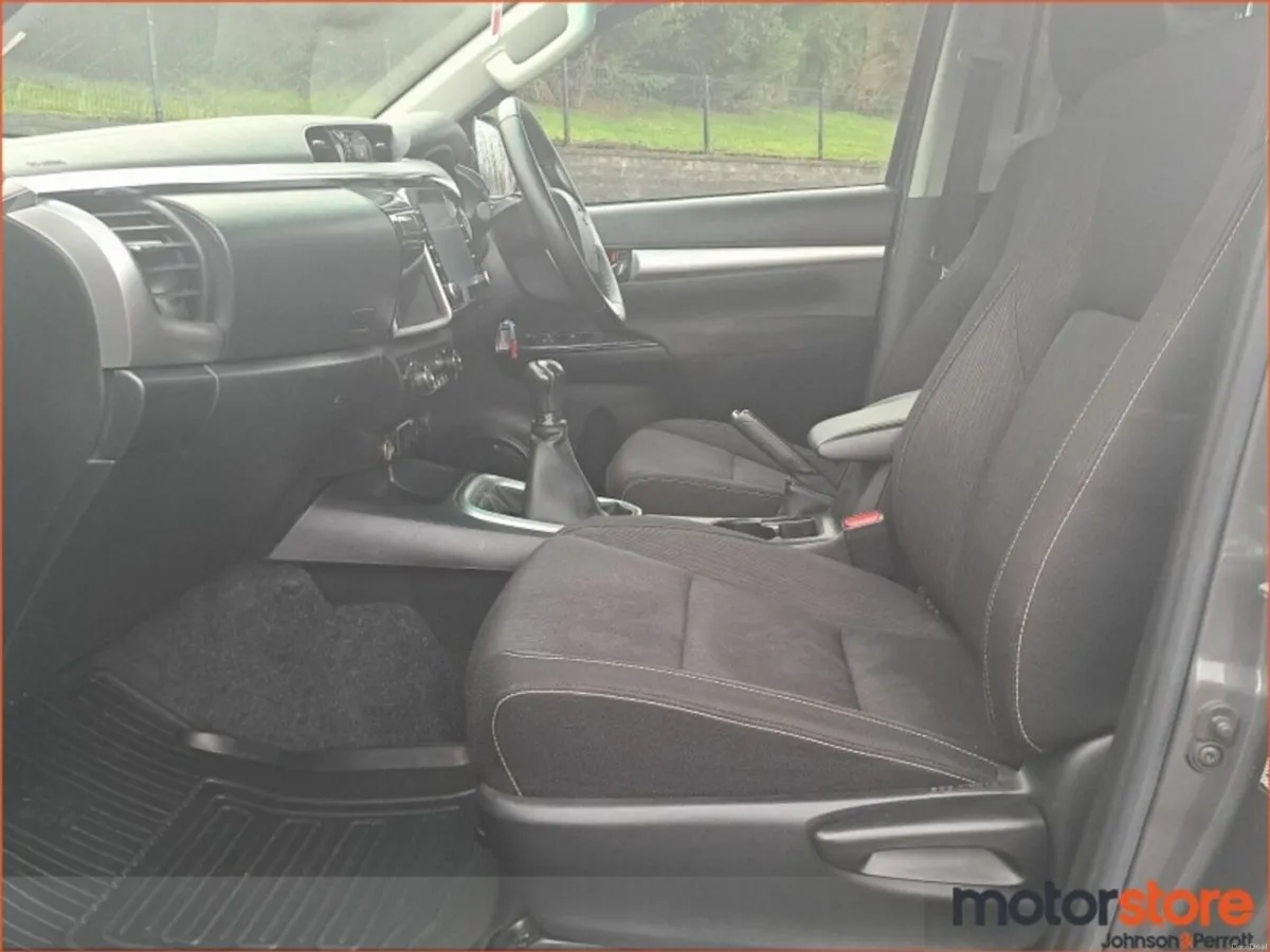 Toyota Hilux HILUX 2.8 DOUBLE CAB SR5 4 DR - Image 3