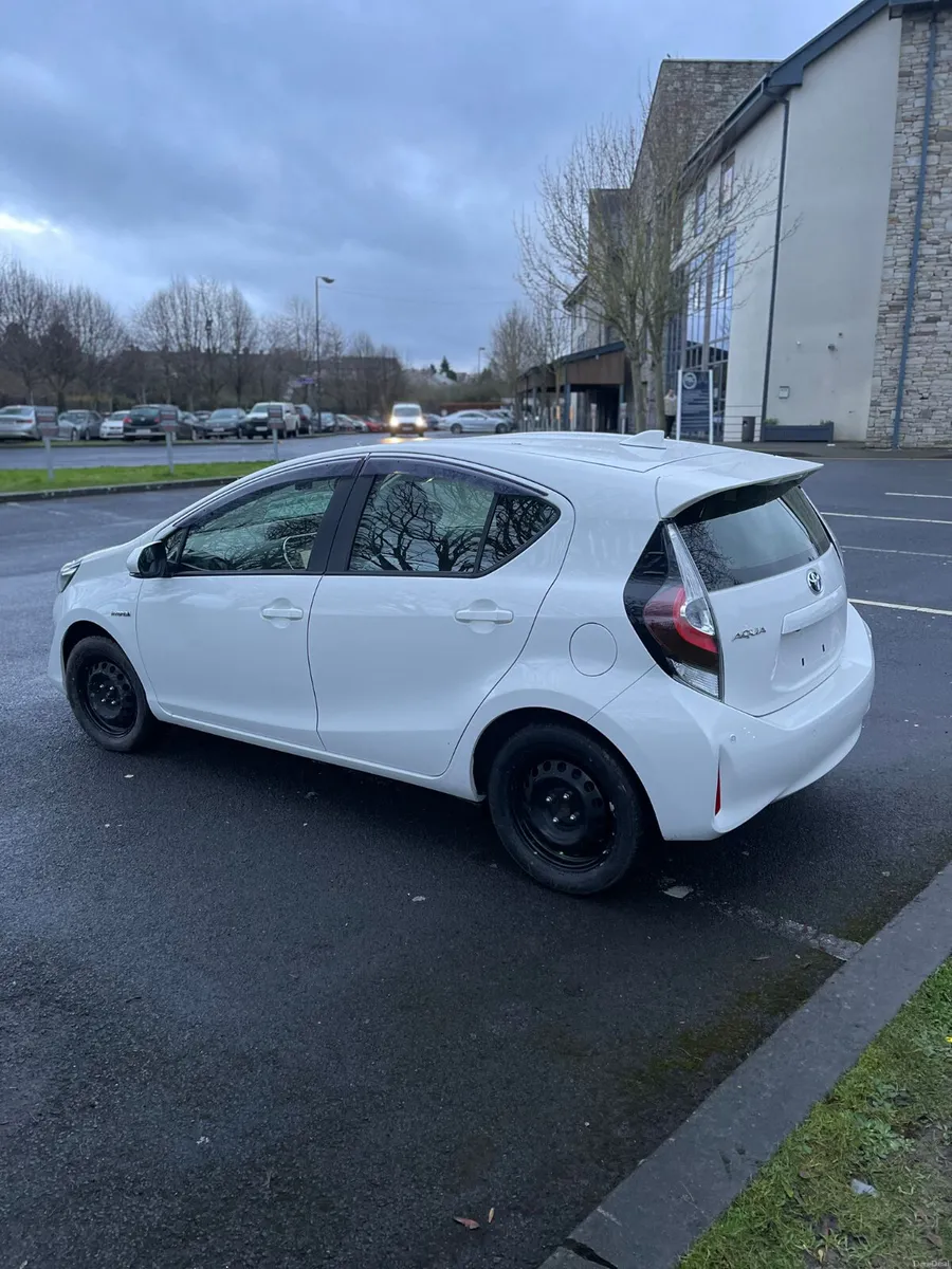 2020 TOYOTA AQUA HYBRID AUTO 58,000 KM - Image 3