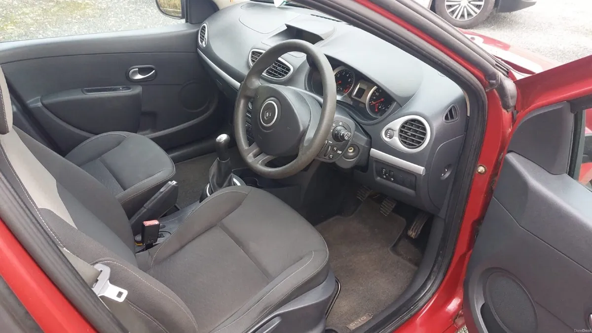 Renault Clio 2010 - Image 2