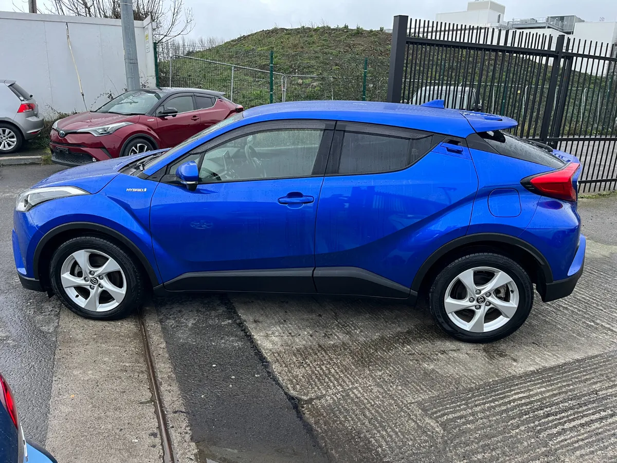 Toyota C-HR 2019, 1.8 HYBRID AUTO VERY LOW KM - Image 4
