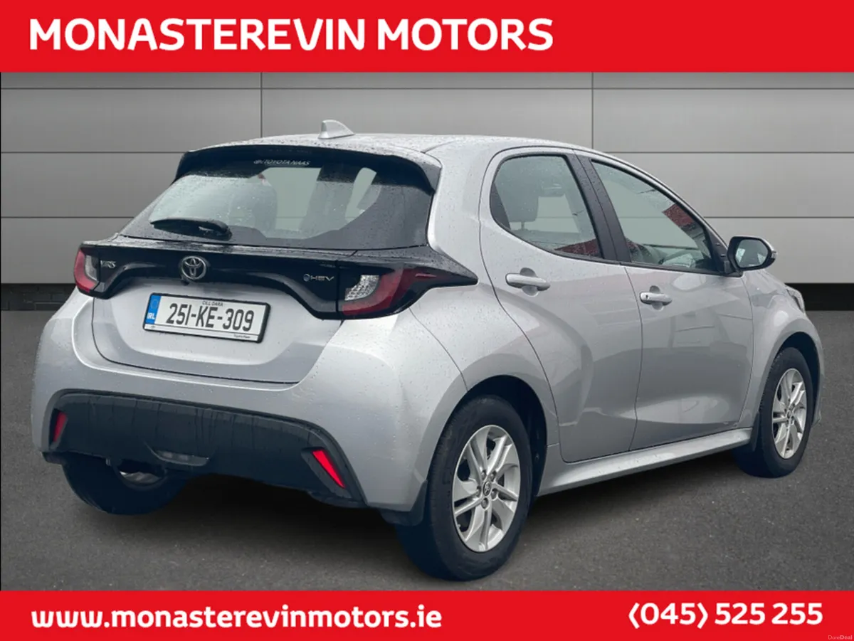 Toyota Yaris HYBRID 115 LUNA - Image 3