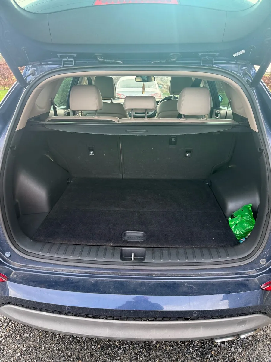 Hyundai tuscon 2.0L diesel ,4 wheel drive - Image 4