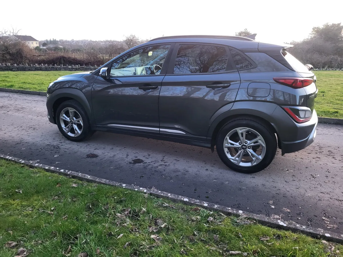 Hyundai KONA EXECUTIVE  MINT CONDITION - Image 4