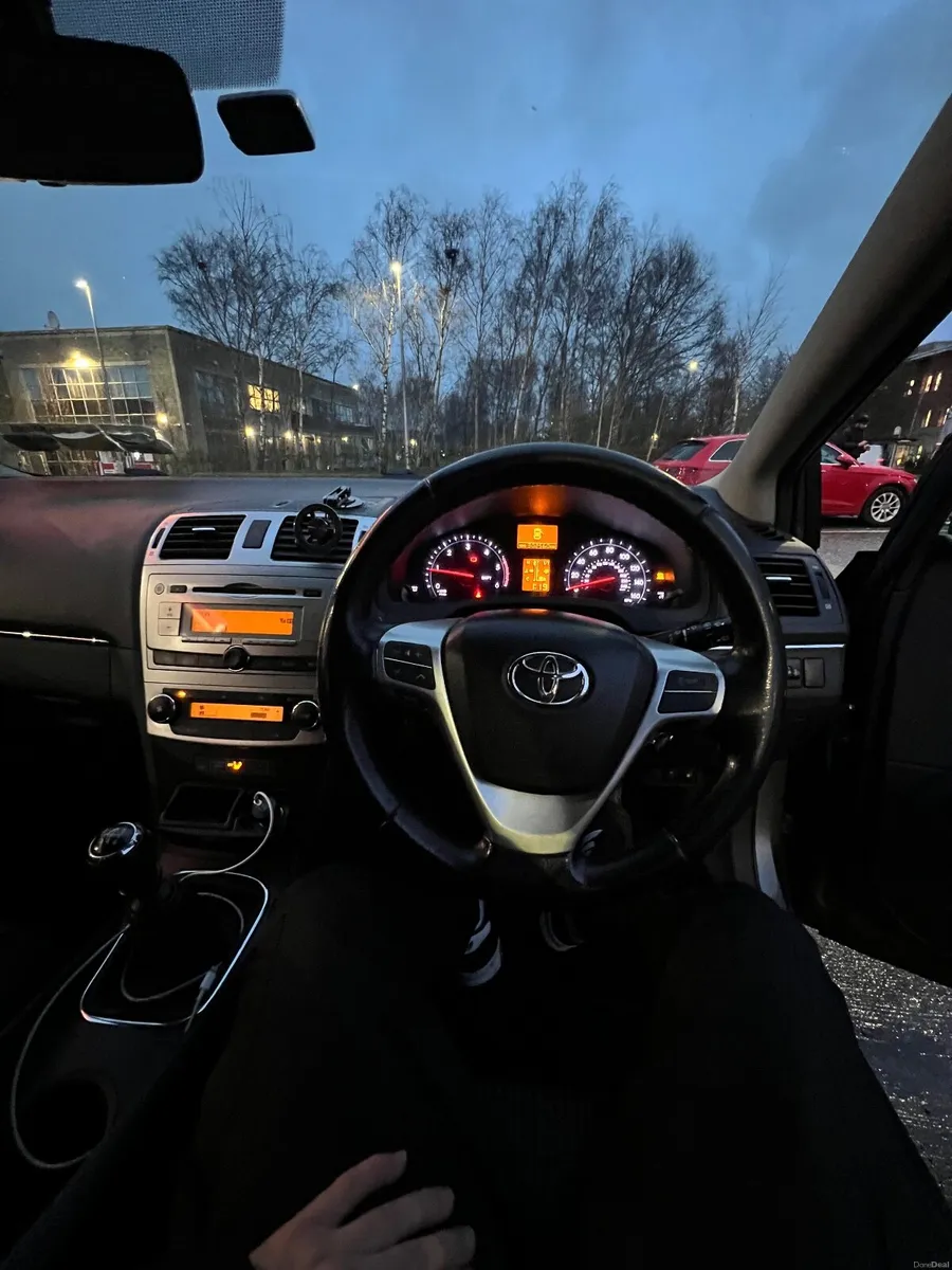 Toyota Avensis 2013 - Image 2