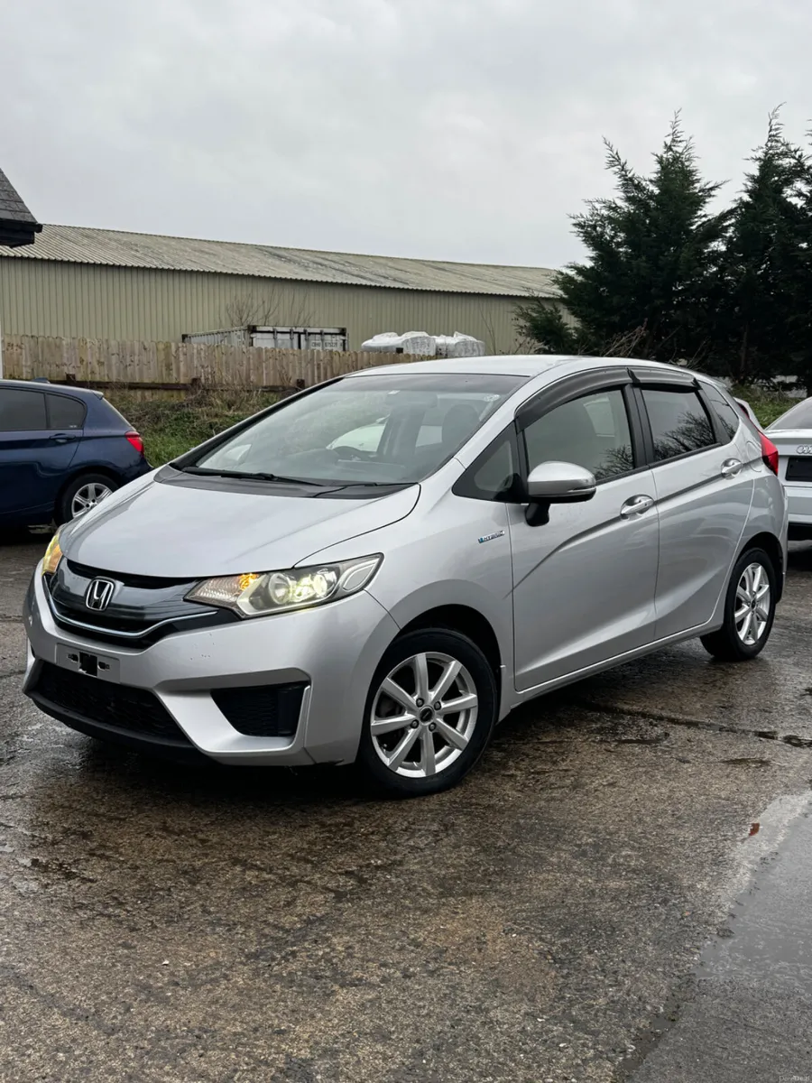 Honda fit 1.5 Auto Hybrid 54000kms 2014 - Image 2