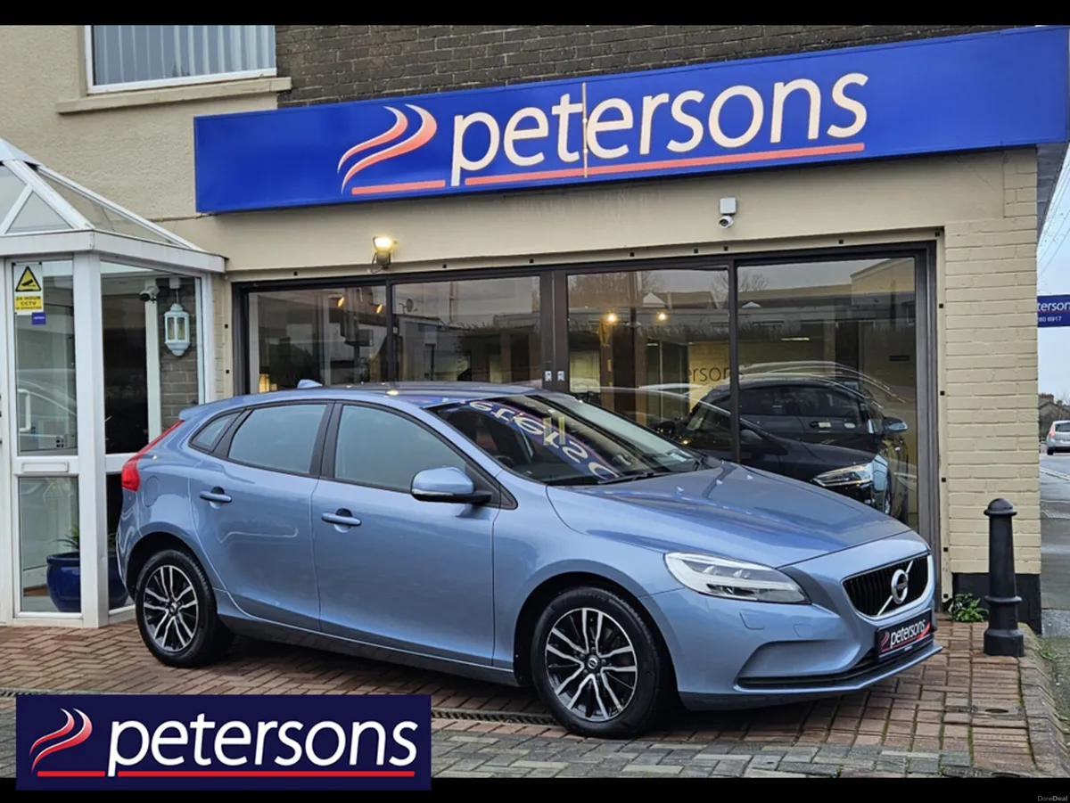 Volvo V40 2.0 D2 MOMENTUM NAV + 120BHP 5DR - Image 1