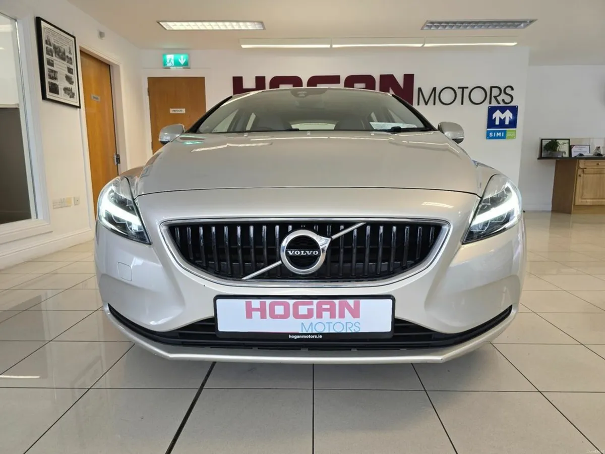 Volvo V40 D2 Momentum Edition 5DR H/B - Image 2