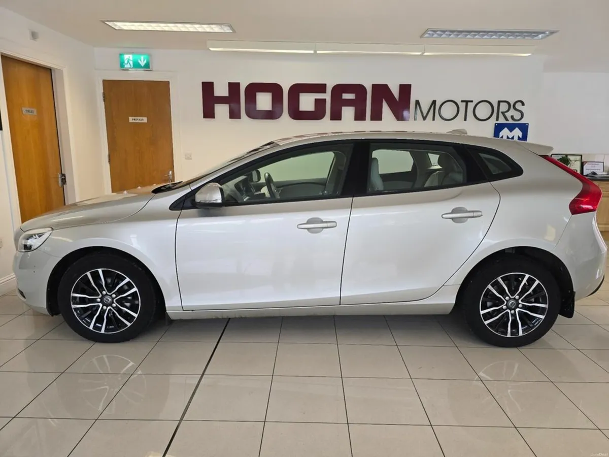 Volvo V40 D2 Momentum Edition 5DR H/B - Image 4