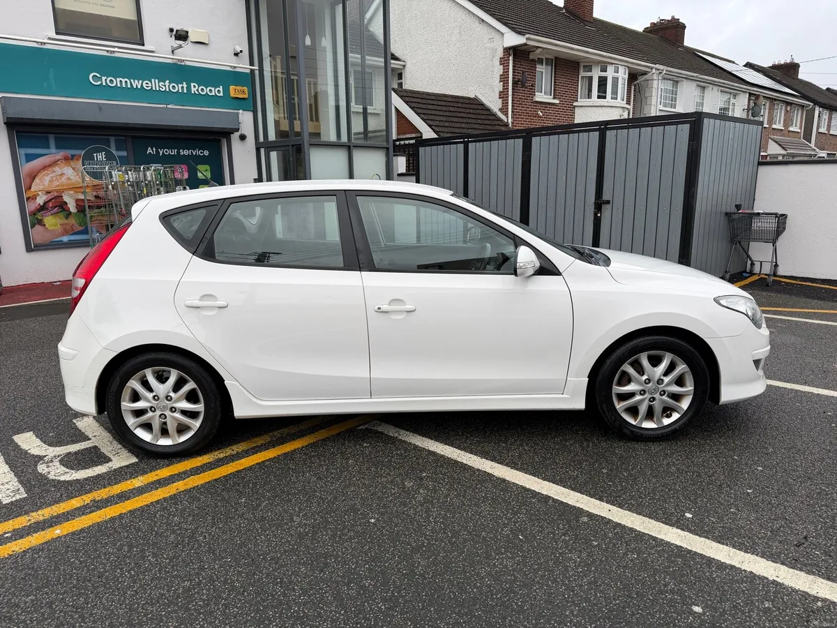Low mileage 2012 Hyundai i30 - Image 2
