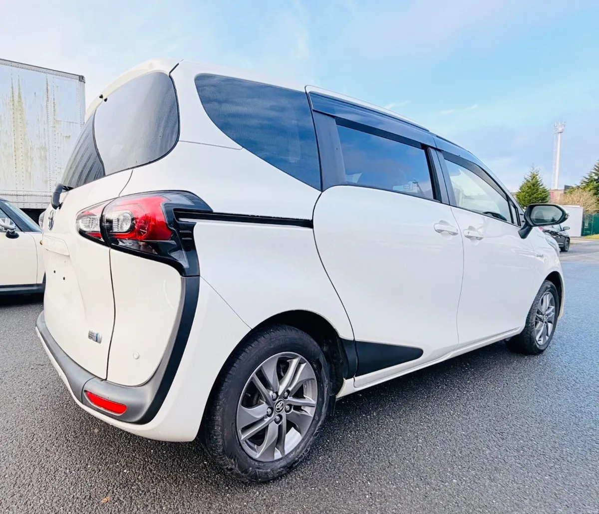 Toyota Sienta  Hybrid 2019 - Image 3