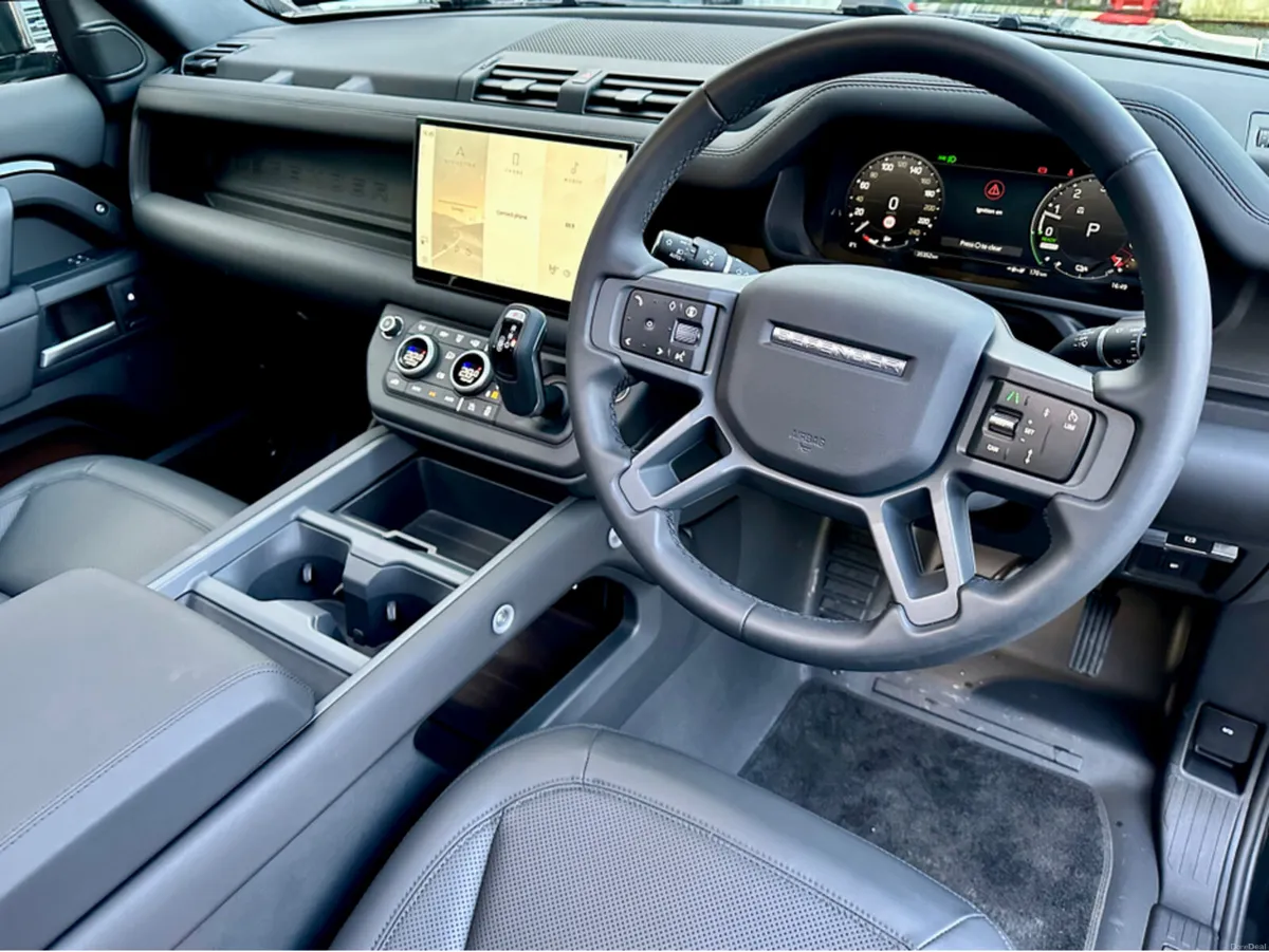 Land Rover Defender X-DYNAMIC SE PANORAMIC ROOF - Image 3