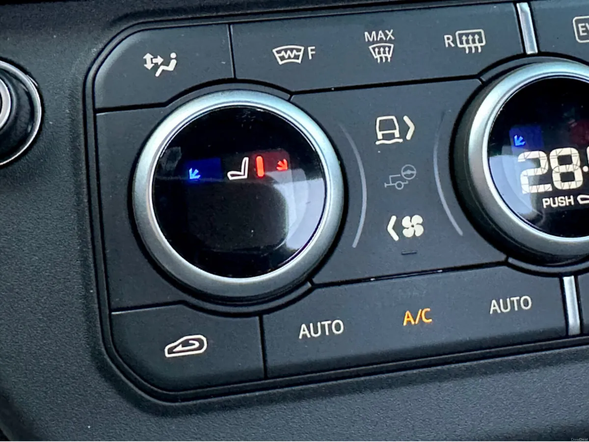 Land Rover Defender X-DYNAMIC SE PANORAMIC ROOF - Image 4