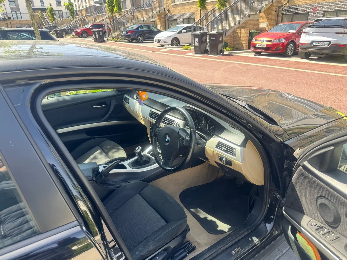 BMW 318 Diesel - 2010 - manual - Image 3