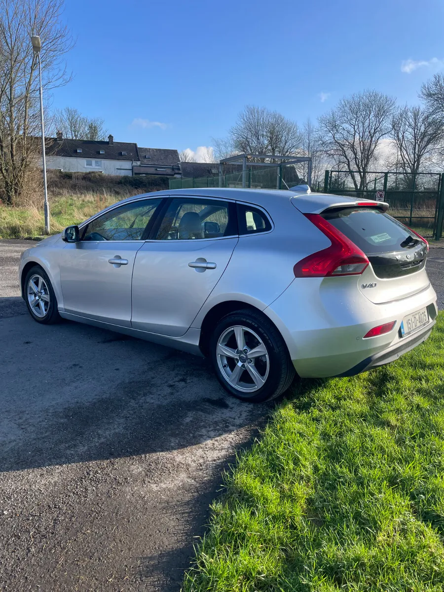 151 Volvo V40 D2.. Automatic.. Leather Interior - Image 4