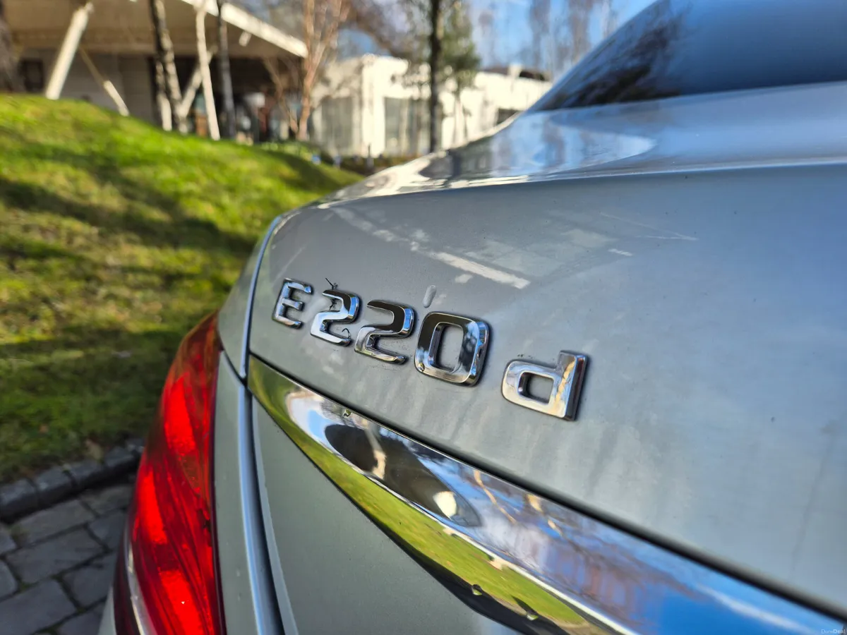MERCEDES E220D AMG TWIN DIGITAL DISPLAYS - Image 5