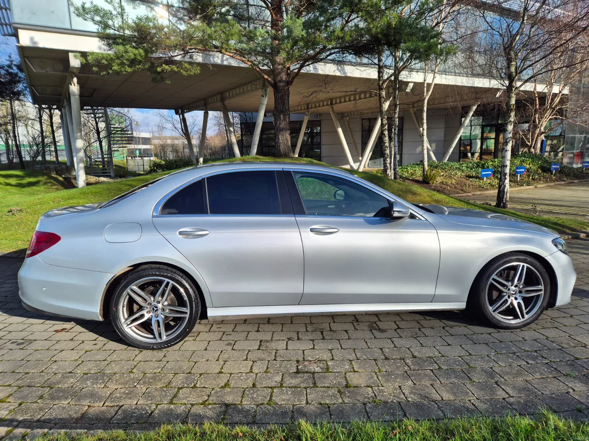 MERCEDES E220D AMG TWIN DIGITAL DISPLAYS - Image 2