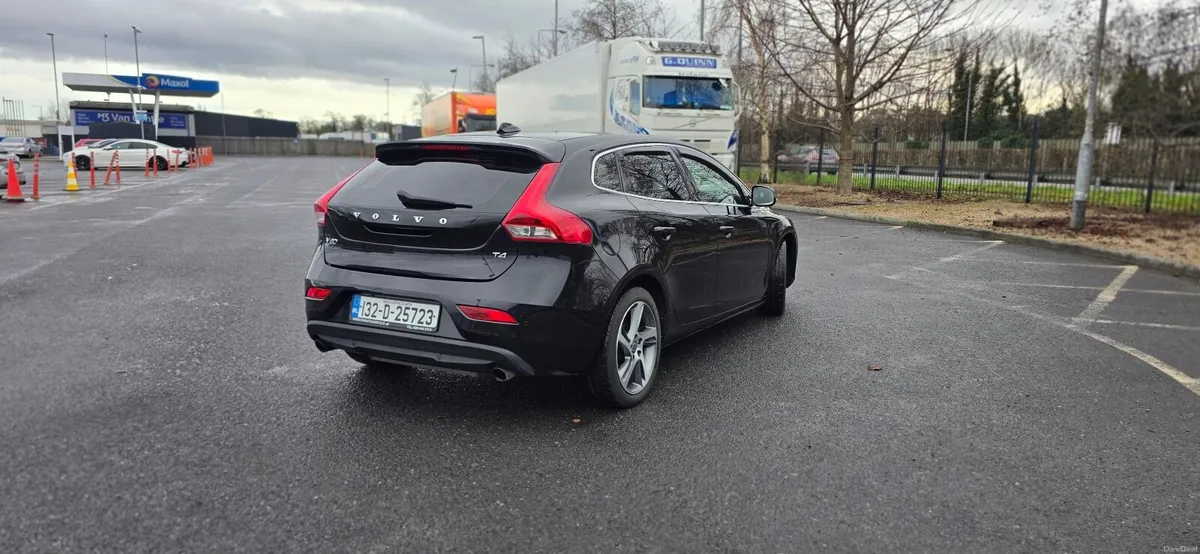 Volvo V40 2013 - Image 2