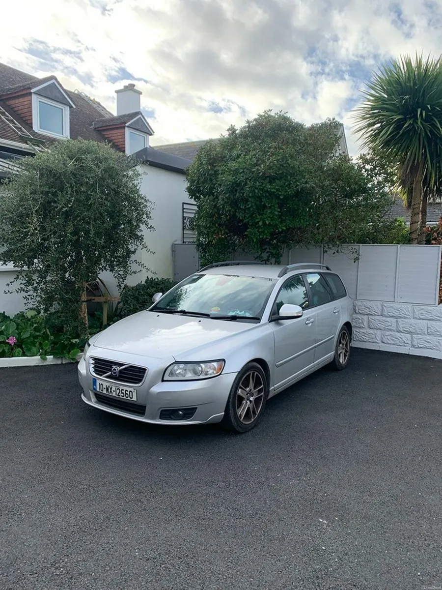 Volvo V50 2010 - Image 2