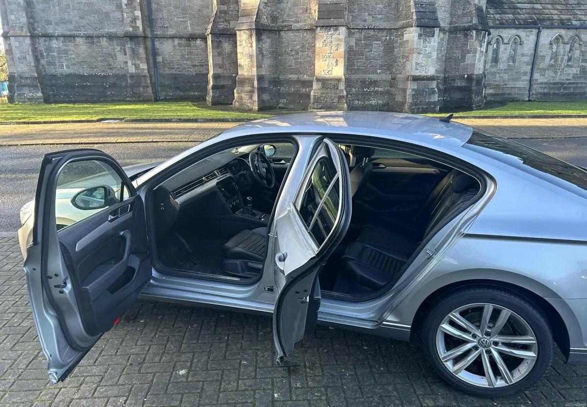 2017 Volkswagen Passat - Image 4