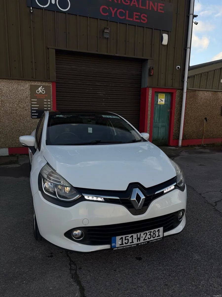 White Renault clio - Image 1