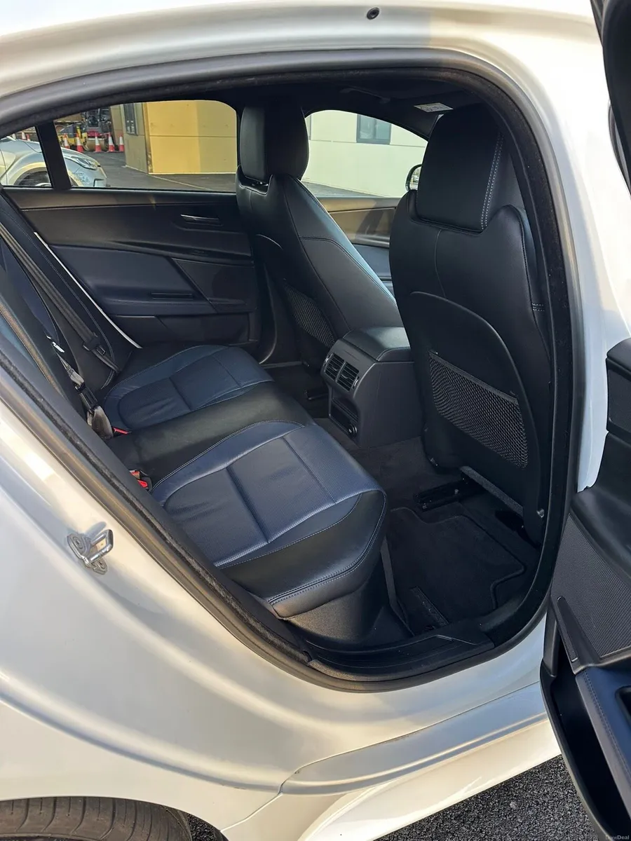 JAGUAR XE R-Sport Black Edition 180hp Automatic - Image 4