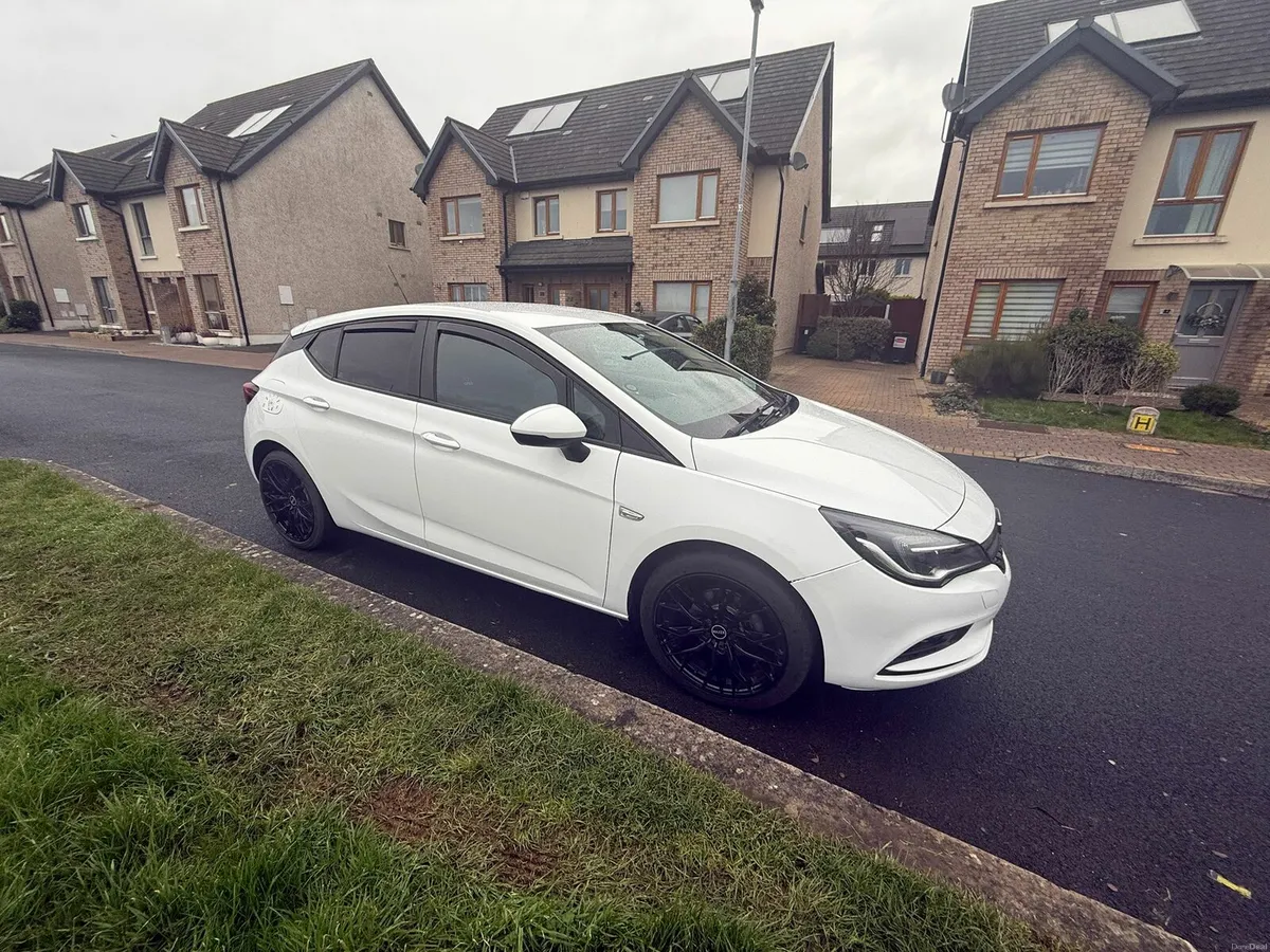 Opel Astra 2018 - Image 1