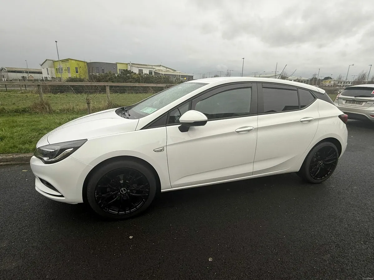 Opel Astra 2018 - Image 2