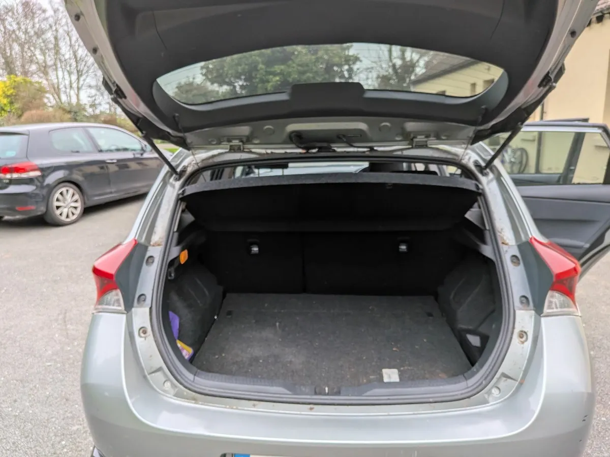 Toyota Auris 2017 - Image 2