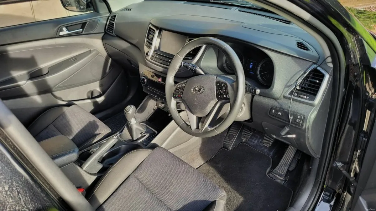 Hyundai Tucson 2017 v. low mileage, full S. H. - Image 4