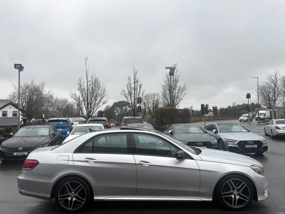 161 Mercedes Benz E220 AMG Premium *Night Edition* - Image 4