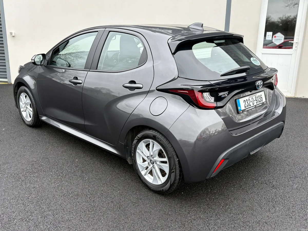232 Toyota Yaris 1.5 Hybrid Luna - Image 3