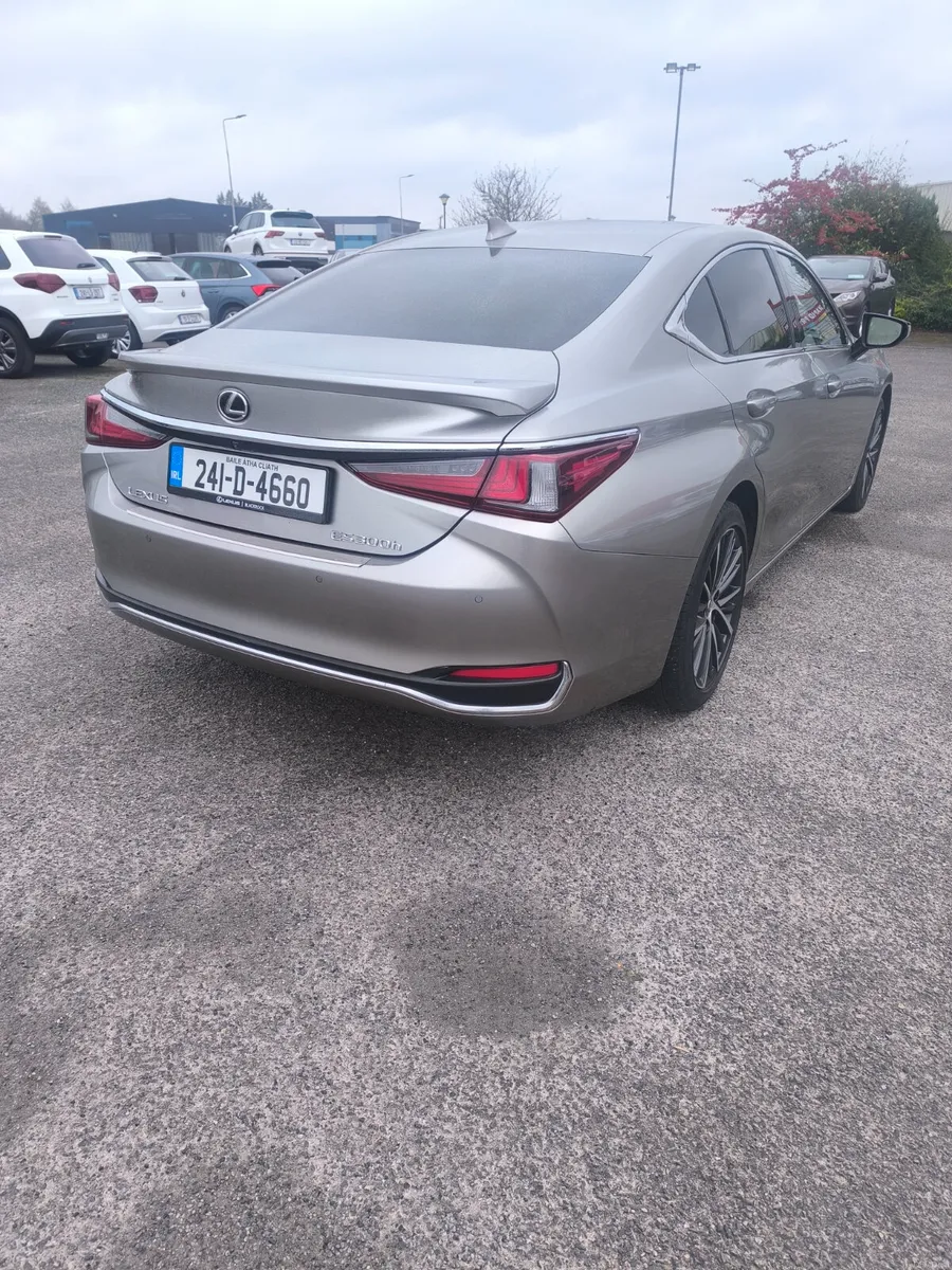241 Lexus ES 300H - Image 3