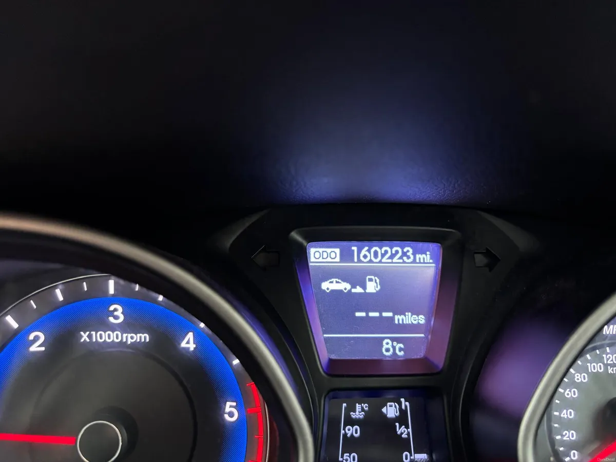 Hyundai i30 2013  DIESEL  HATCHBACK - Image 3