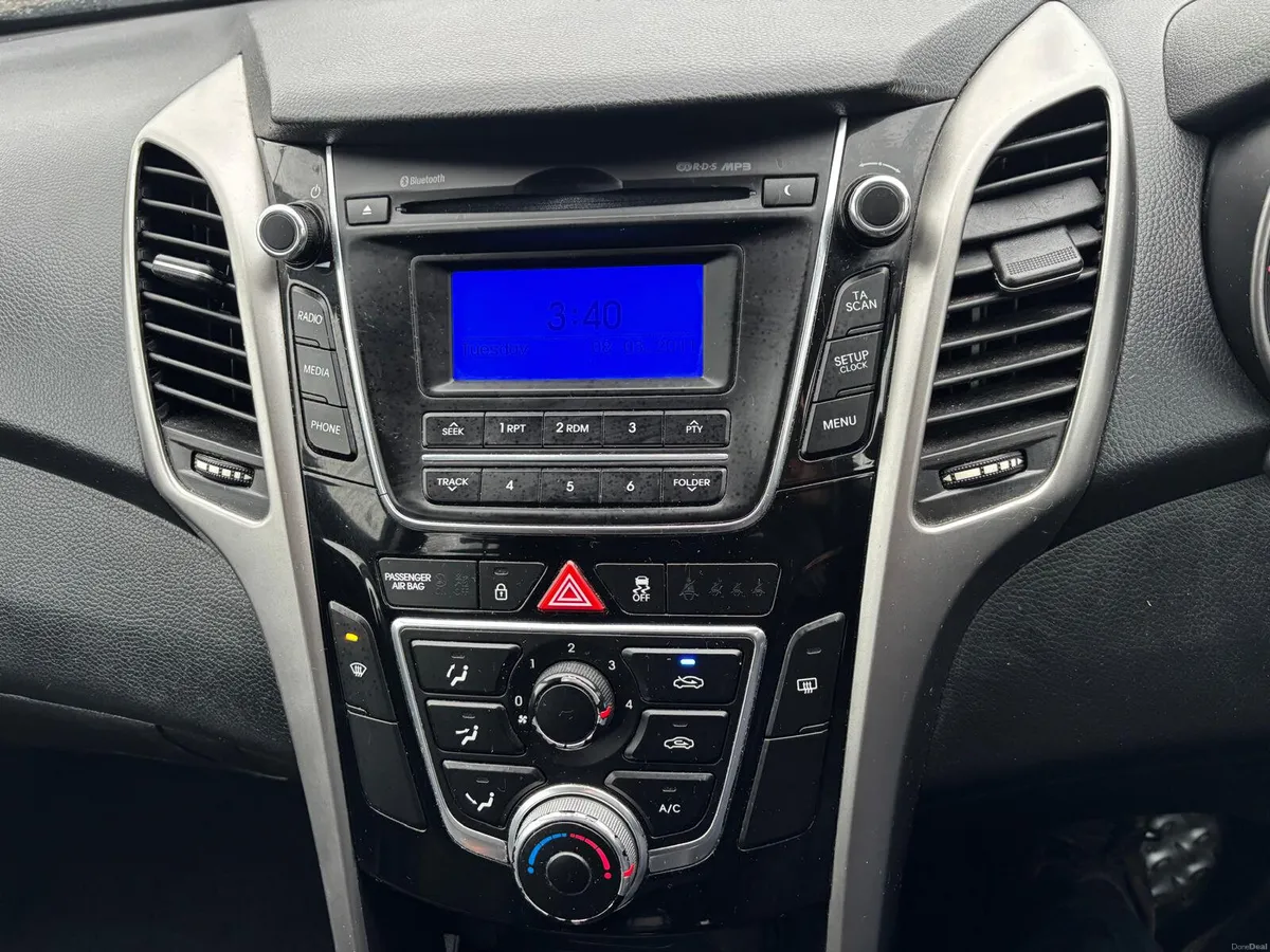 Hyundai i30 2013  DIESEL  HATCHBACK - Image 4