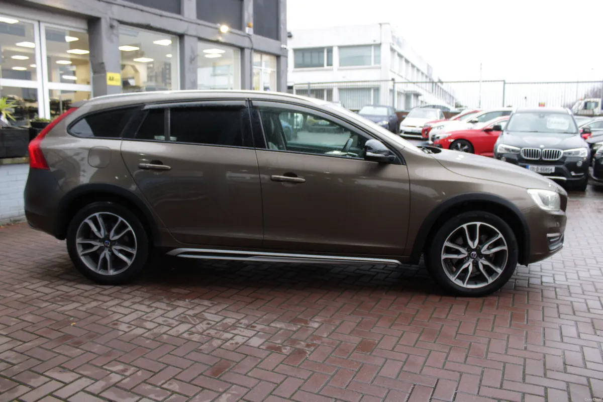 2.0D CROSSCOUNTRY EDITION ESTATE AUTOMATIC // 1 OW - Image 3