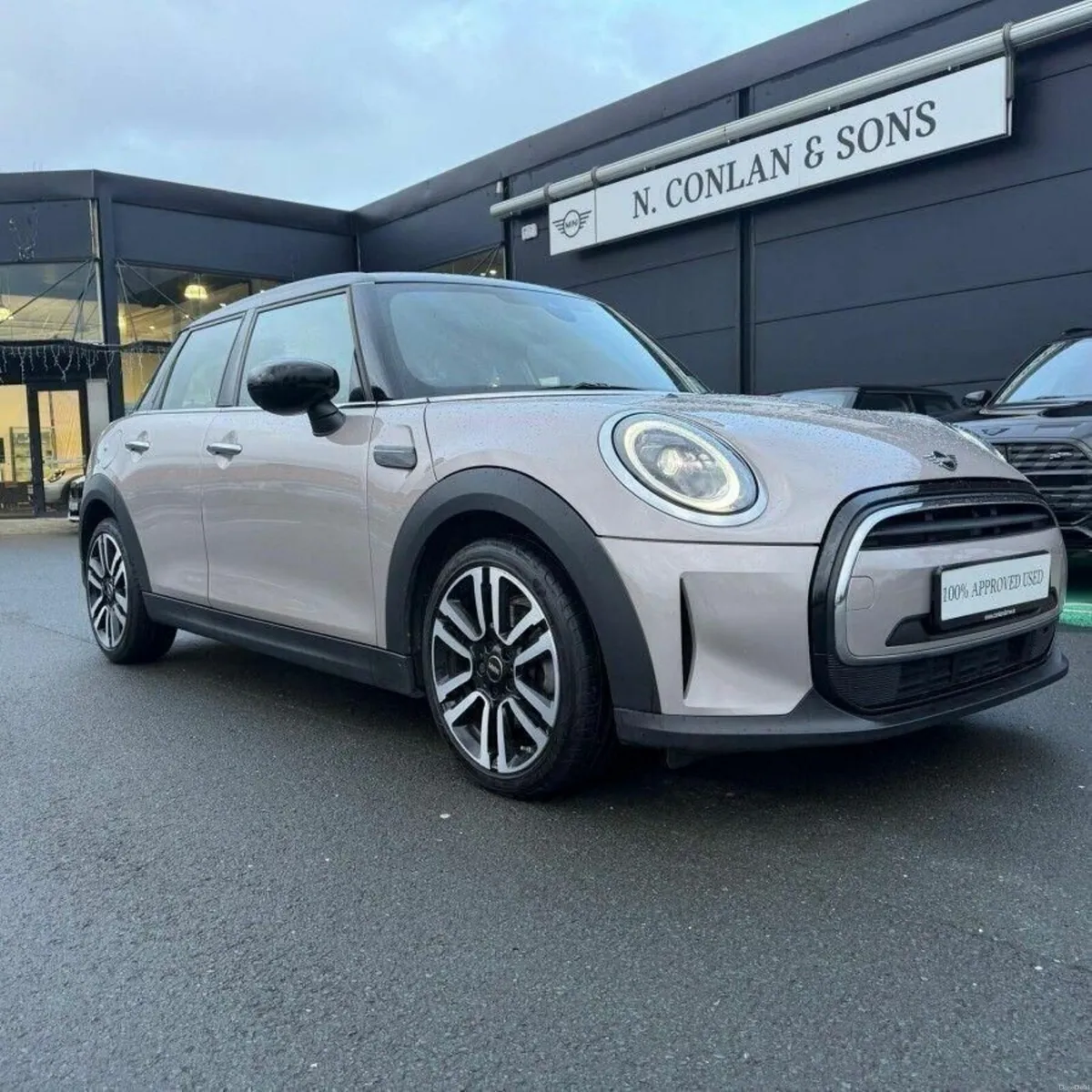 Mini Cooper 5-Door Cooper Exclusive - Image 1