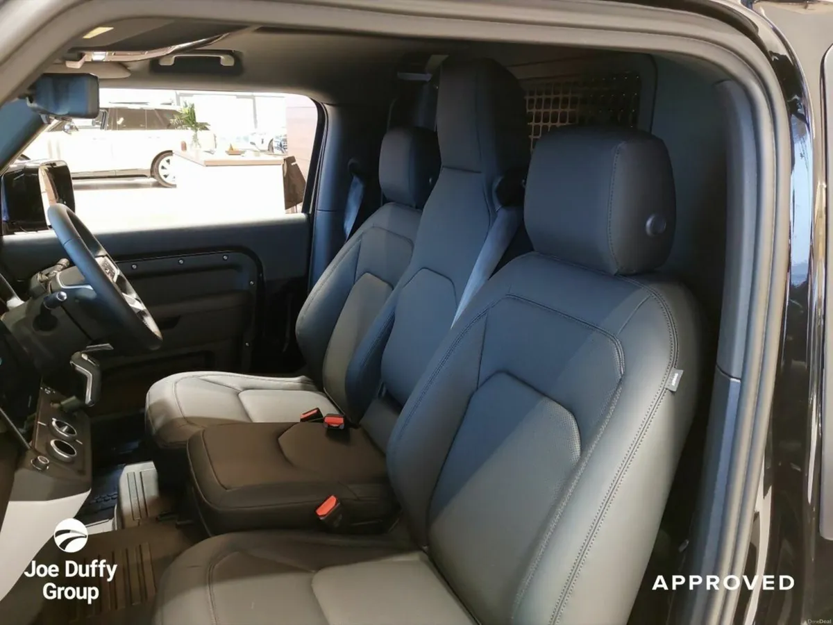 Land Rover Defender X-DYNAMIC SE 3.0 90 D250 *Avai - Image 5