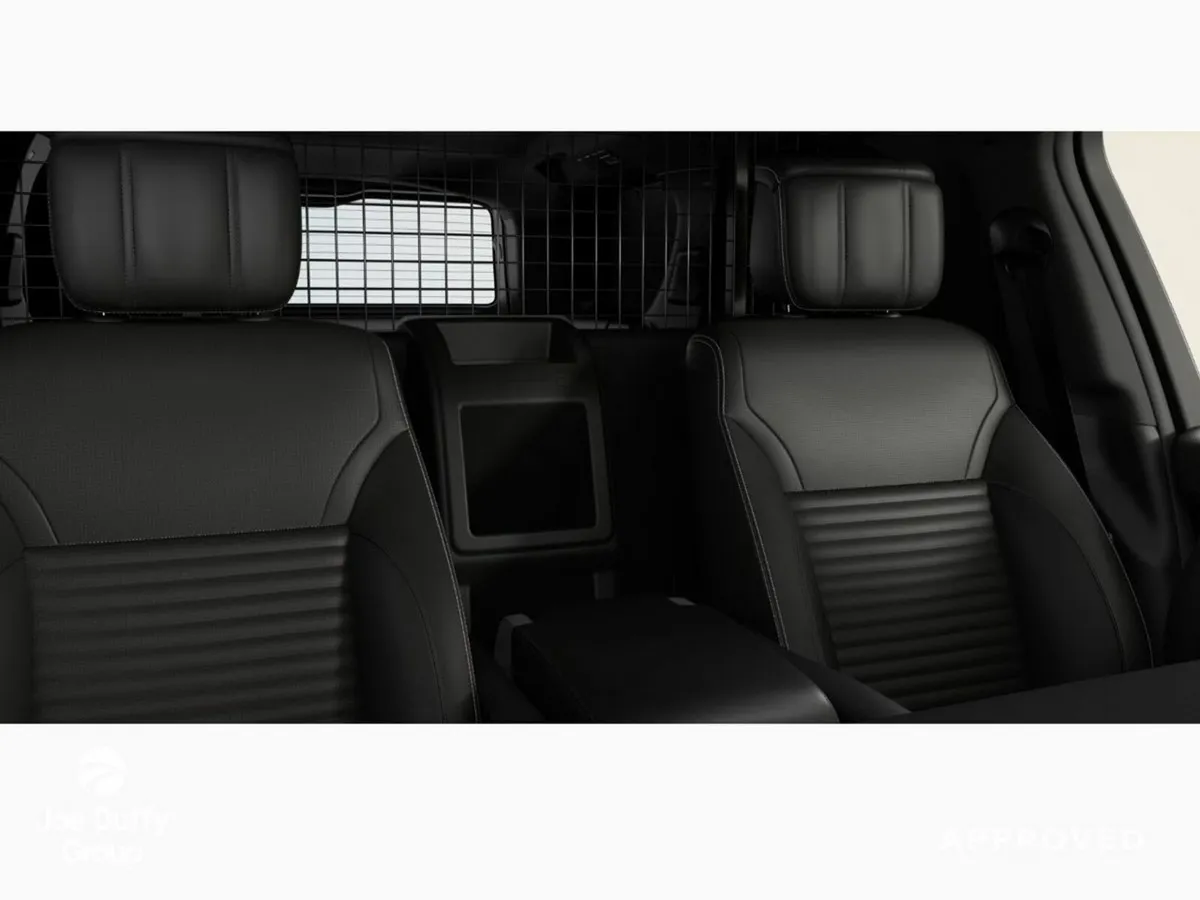 Land Rover Discovery 3.0 HSE DYNAMIC COMM *AVAILAB - Image 3