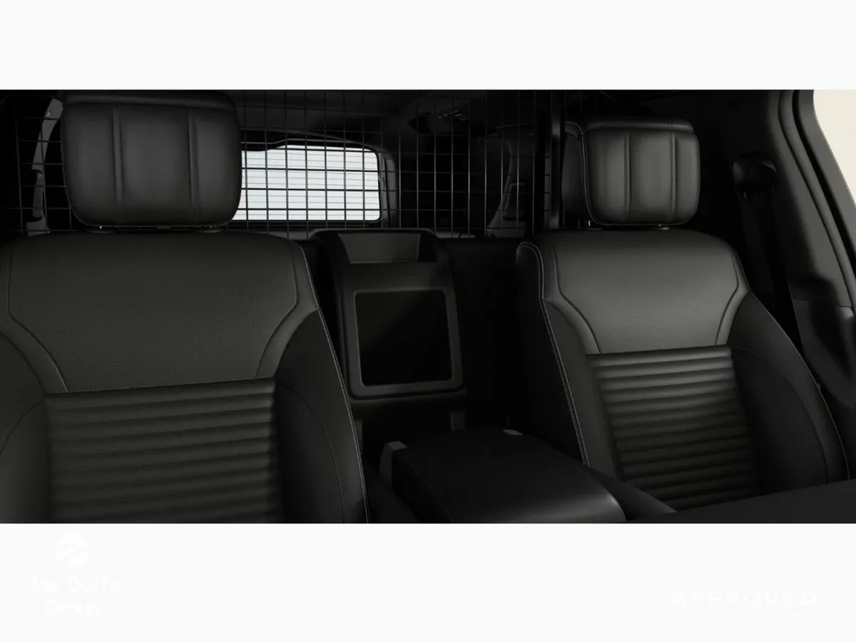 Land Rover Discovery 3.0 DYNAMIC HSE COMM *AVAILAB - Image 3