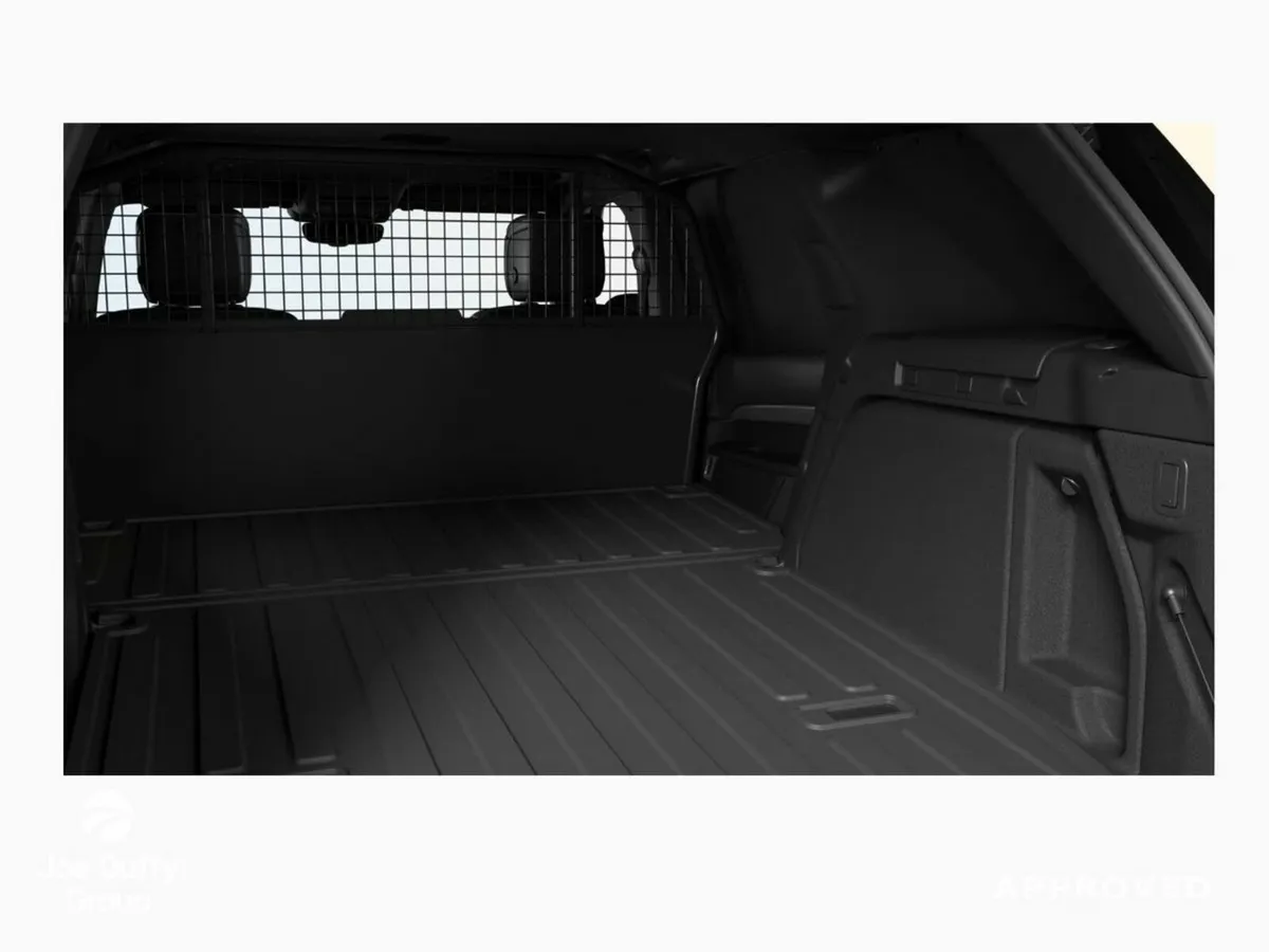 Land Rover Discovery 3.0 DYNAMIC HSE COMM *AVAILAB - Image 5