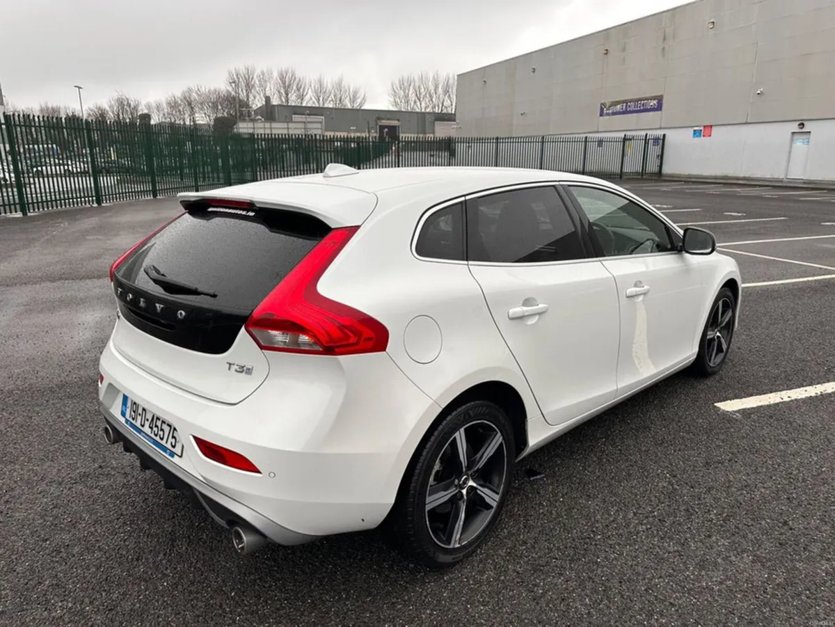Volvo V40 1.5 PETROL, R-DESIGN, T 3 HIGH SPEC, LOW - Image 3