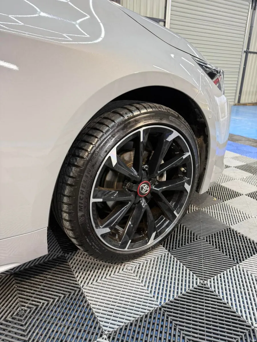 Toyota Corolla  VVTI 1.8 HYBRID GR SPORT BI TONE - Image 4