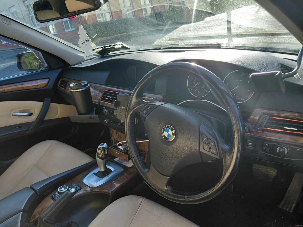 BMW 5-Series 2009 - Image 2