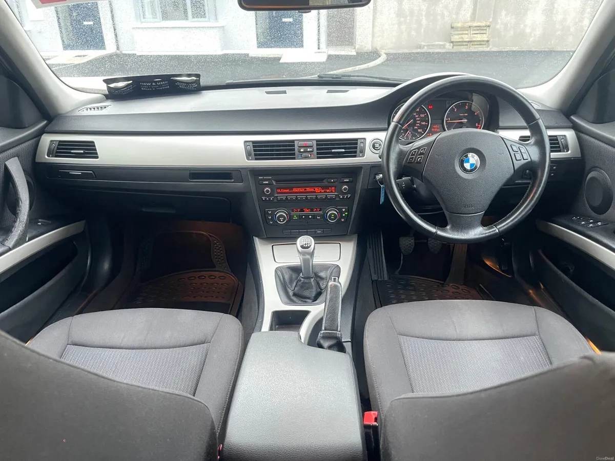 BMW 3-Series 2011 - Image 4