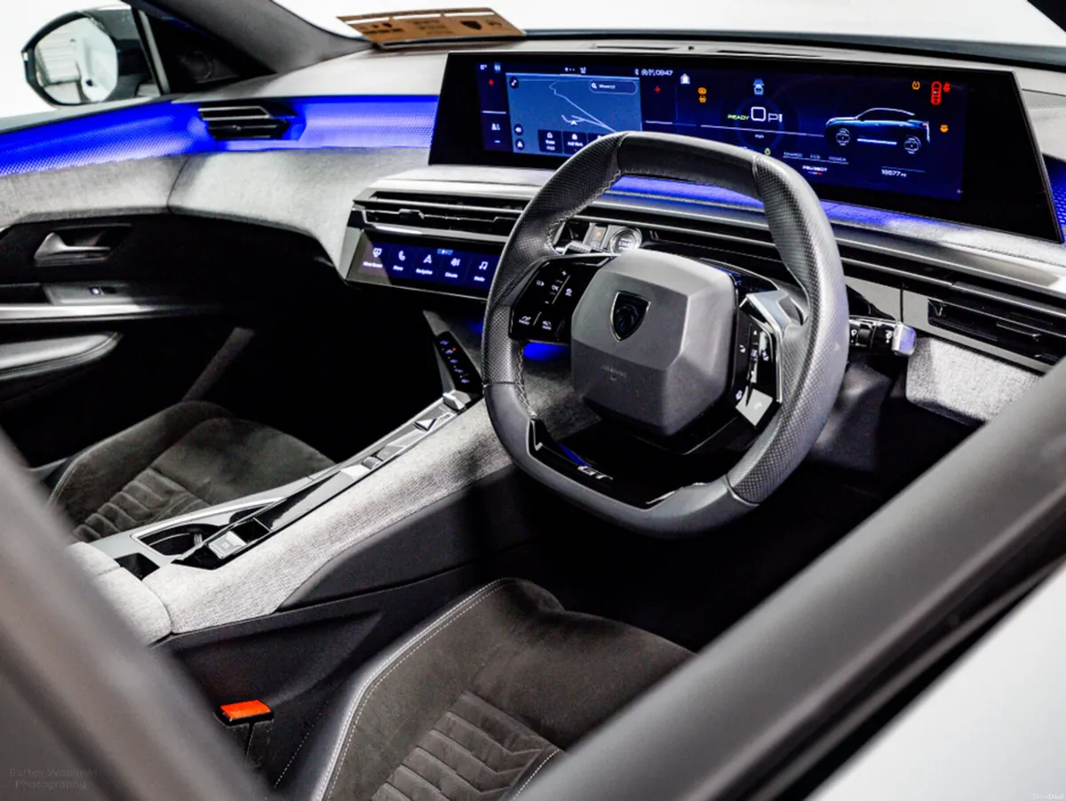 Peugeot 3008 E-GT 73kWh 210HP - Image 2