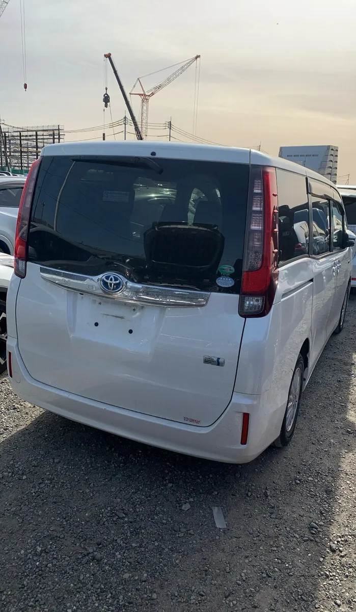 2014 Toyota Noah 1.8 Hybrid 7 SEATER - Image 3